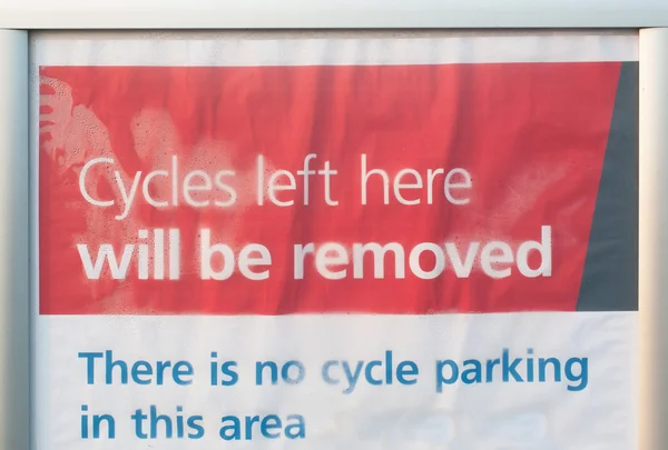 Πλαστικό καλυμμένο σημάδι για τους ποδηλάτες προειδοποίηση — Φωτογραφία Αρχείου