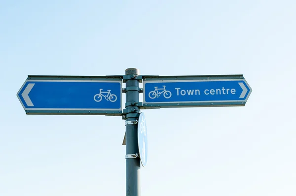 Firma en el centro de la ciudad y carril bici — Foto de Stock