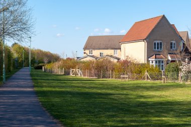 Modern evler ve bir yol ile kırsal Suffolk, Bury St Edmunds, İngiltere
