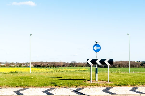 Moderner Kreisverkehr im ländlichen England — Stockfoto