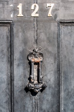 Bir yüz yirmi yedi numaralı kapıyı kapatıp kapı tokmağı 