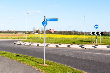 modern yolun ve dolambaçlı kırsal İngiltere'de