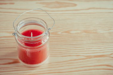 Cam şamdanlar ahşap arka plan üzerinde renkli mum