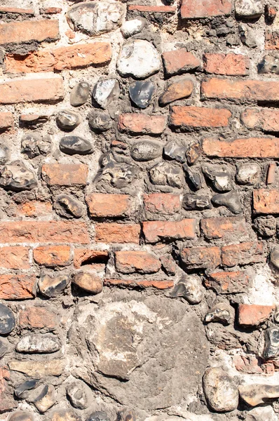 Yıpranmış karanlık ve eski taş duvar kalıntıları — Stok fotoğraf