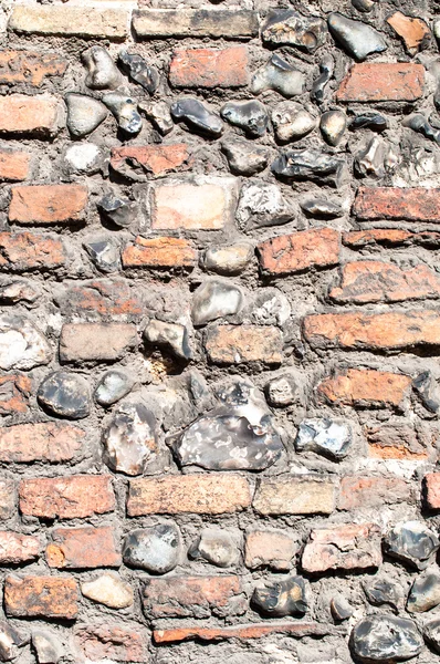 Выветрившиеся темные и старые руины каменной стены — стоковое фото