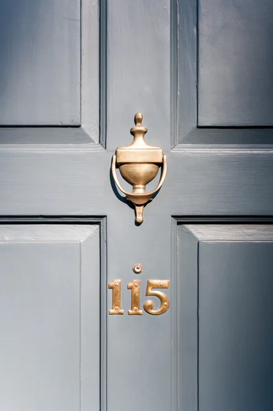 Tür Nummer 150 und Klopfer-Vignette-Look — Stockfoto