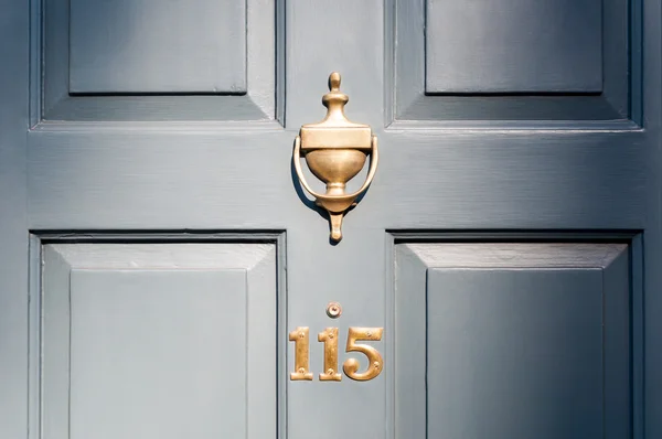 Dörr nummer ett hundra och femton och knocker vinjett utseende — Stockfoto