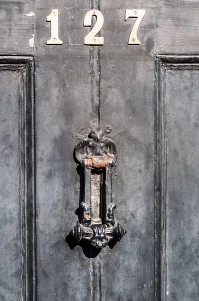 Porta número cento e vinte e sete e porta batedor fechar — Fotografia de Stock