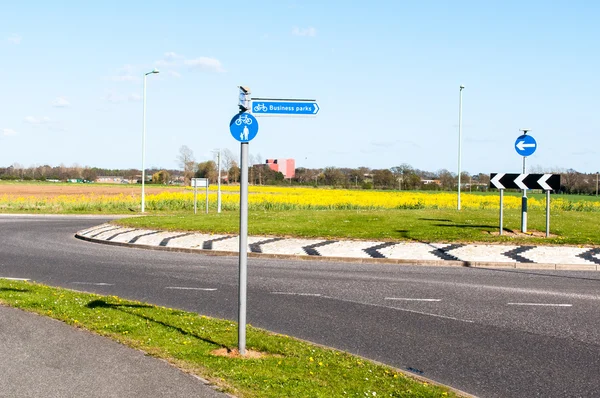 Moderne weg en rotonde in het Engelse platteland — Stockfoto