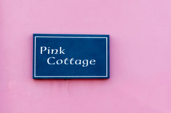 Sign for 'Pink  Cottage' engraved on a tile — Stock Photo, Image