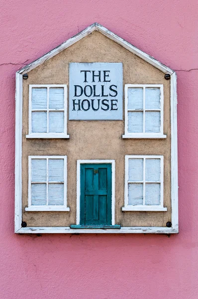 The Dolls house sign outside a terracotta cottage wall — Stock Photo, Image