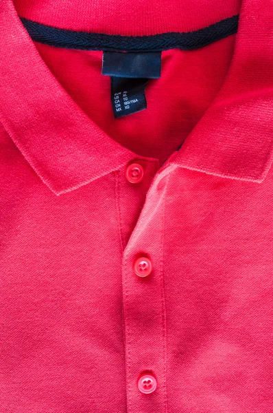 Červený límeček košile T zblízka Stock Fotografie