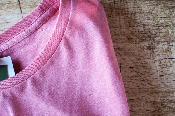 Rózsaszín, kerek nyak póló közelről Stock Fotó