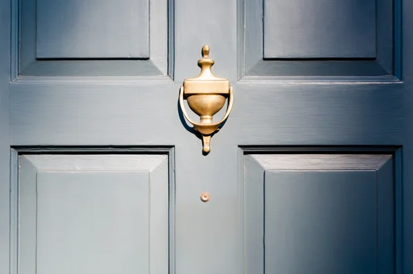 Bakgrund av vintage blå målad dörr och knocker vinjett Royaltyfria Stockbilder