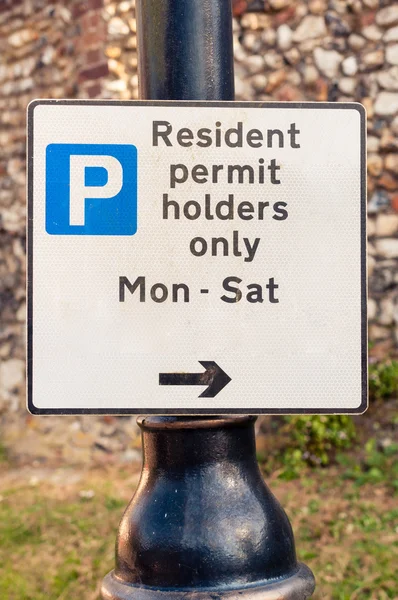 Sign warning motorists 'Residents permit holders only' — Stock Photo, Image