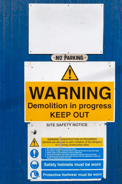 Sinais de alerta num estaleiro de construção numa cidade do Reino Unido — Fotografia de Stock