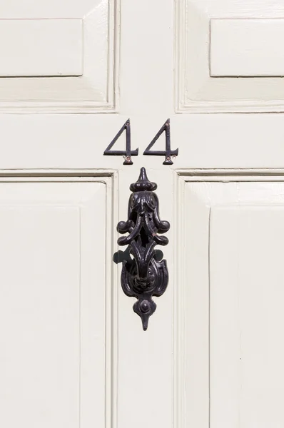 Dörr nummer 44 med door knocker närbild — Stockfoto