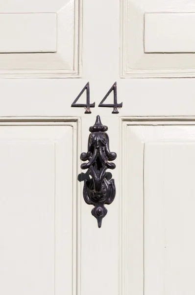 Dörr nummer 44 med door knocker närbild Stockbild