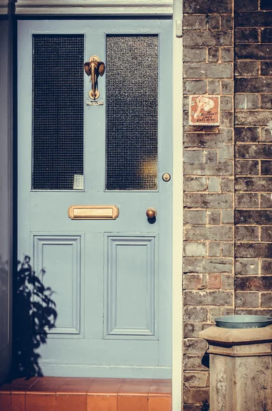 Inglês casa porta da frente fechar — Fotografia de Stock