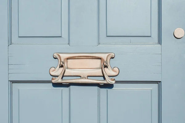 Closeup de caixa de carta em uma porta de madeira fechar — Fotografia de Stock