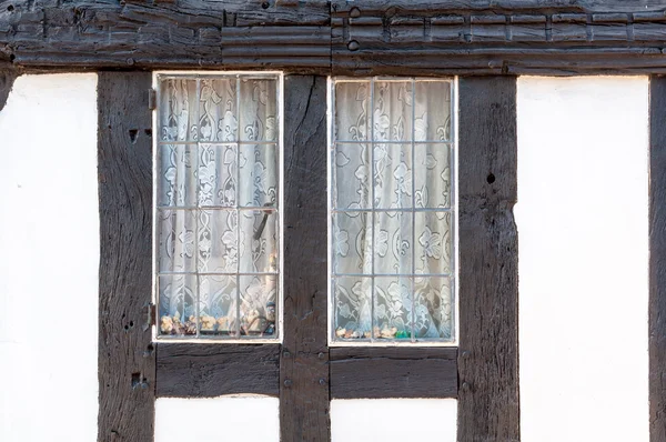 Fenêtre de chalet en bois gros plan — Photo