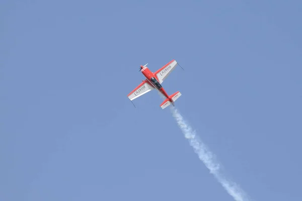 Monoplan Acrobatique Rouge Ea300 Avec Fumée Blanche Dans Ciel Bleu — Photo