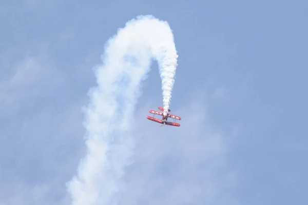 Dvojplošník Hvězda Prašan Červená Aerobatické Demonstraci Kouřem Modrou Oblohou — Stock fotografie
