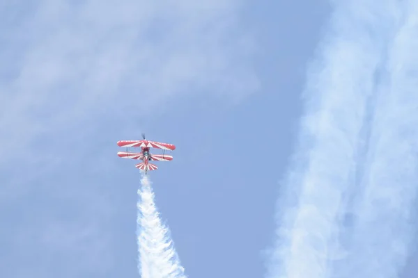 Dvojplošník Hvězda Prašan Červená Aerobatické Demonstraci Kouřem Modrou Oblohou — Stock fotografie