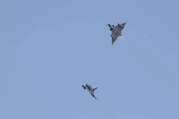 2 Mirage 2000 savaş uçakları mavi gökyüzü ile uçuyor.