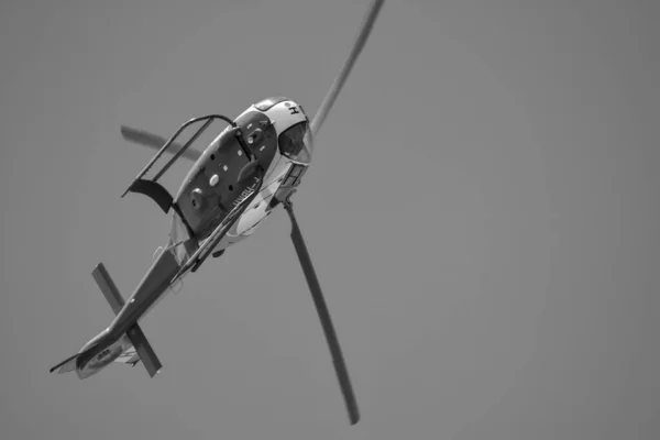 Colibri Helicopter Aerobatic Demonstration Black White Photo — 스톡 사진