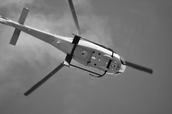 Helicóptero Colibri Demostración Acrobática Foto Blanco Negro — Foto de Stock