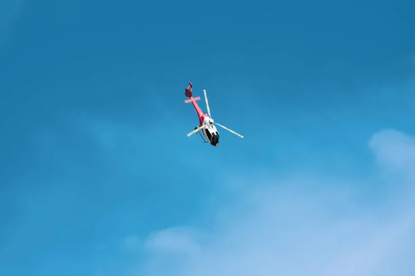 Červená Colibri Helikoptéra Aerobatické Demonstraci Modré Obloze — Stock fotografie