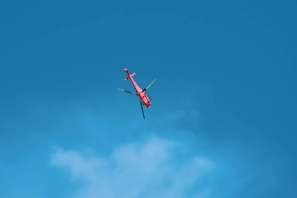 Kırmızı Colibri Helikopteri Mavi Gökyüzünde Akrobatik Gösteride — Stok fotoğraf