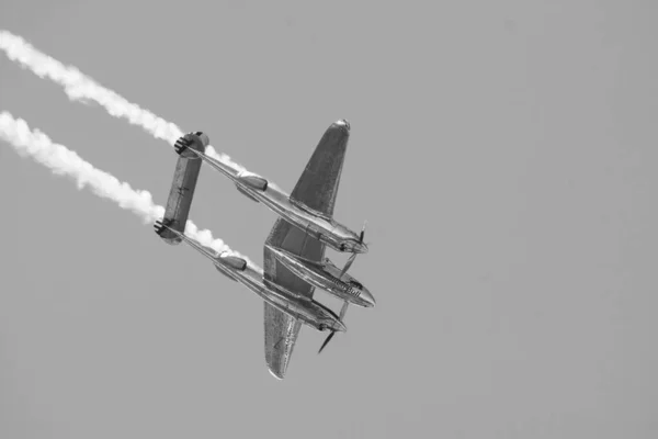 Dvojité Ocasní Letadlo Blesk Airshow Bílá Černá Fotka — Stock fotografie