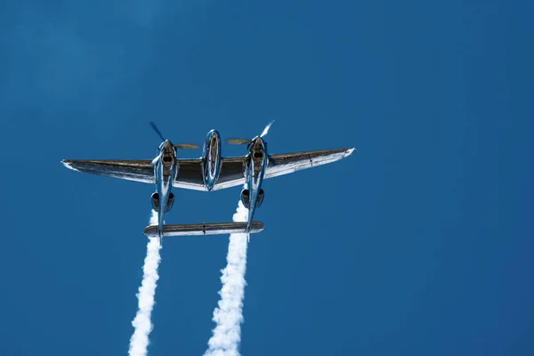 Çift kuyruklu uçak P-38 