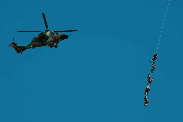 Helicóptero Francês Tigre Frente Para Grupo Homens Içados Céu Azul — Fotografia de Stock