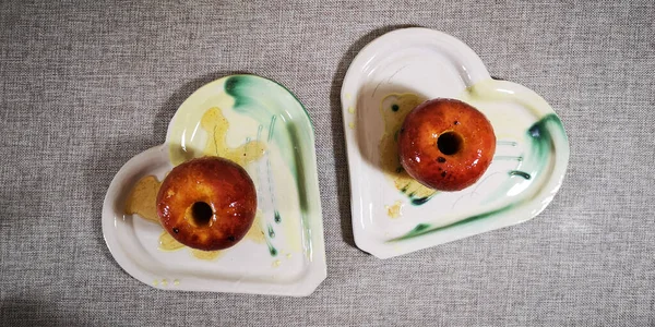 2 ballı kavrulmuş elma ve trüf mantarı 2 seramik kalp şeklinde tabak keten masa örtüsü.