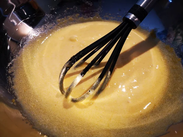 Crepe Aluat Whisk Negru Într Fel Mâncare Transparent — Fotografie, imagine de stoc