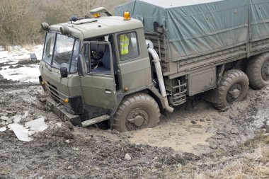 Kamyon çamurlu yolda sıkışmış var.