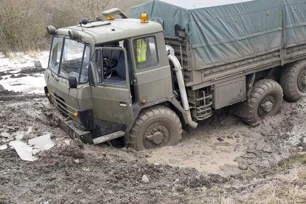 Kamyon çamurlu yolda sıkışmış var.