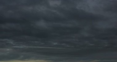 Dramatik bulut timelapse sabah.