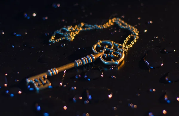 Anahtar kolye damla siyah bir zemin üzerine