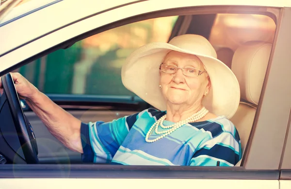 Senior mulher no carro — Fotografia de Stock