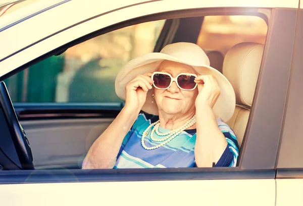 Alte Frau im Auto — Stockfoto