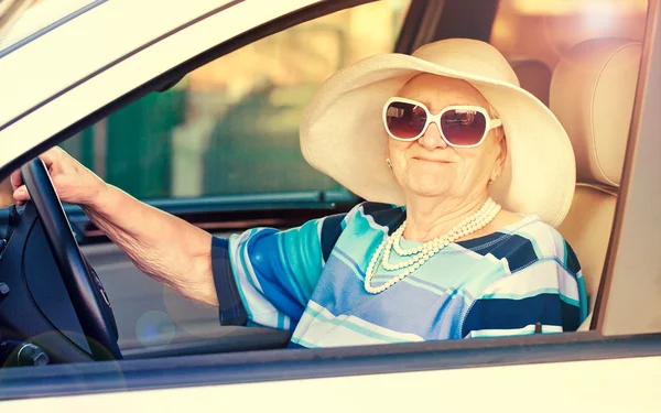 Senior kvinna kör bil Royaltyfria Stockbilder