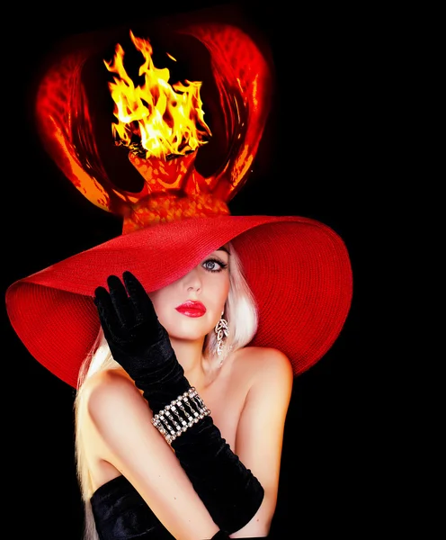 빨간 모자쓴 아름다운 여인 — 스톡 사진