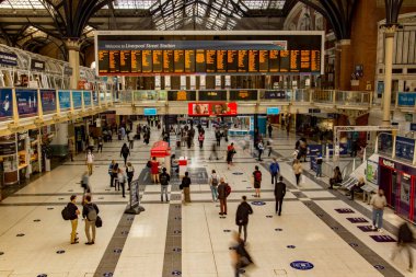 Londra / İngiltere - 18 Eylül 2020: Londra 'daki Liverpool Caddesi İstasyonu, Covid-19 kısıtlamaları nedeniyle eylülde bir cuma günü öğleden sonra çok az ayak basılan bir yer..