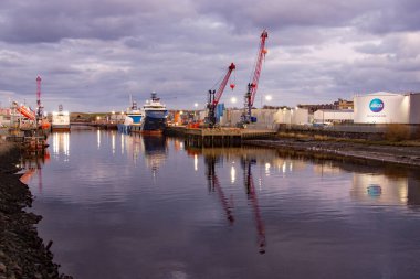 Aberdeen, İskoçya 27 Şubat 2025: Victoria Köprüsü 'nden Dee Nehri' nin manzarası, kuzeydeki ve güneydeki Esplanade rıhtımlarını, uzaktaki Ness deniz fenerini görüyor.