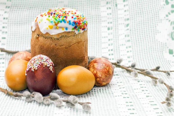 Bright Easter holiday. Kulich and colored eggs — Stock Photo, Image