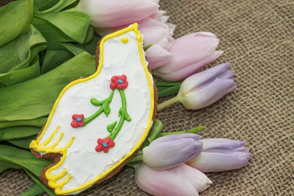 Tulpen und glasierte Lebkuchen in Form von Vögeln — Stockfoto